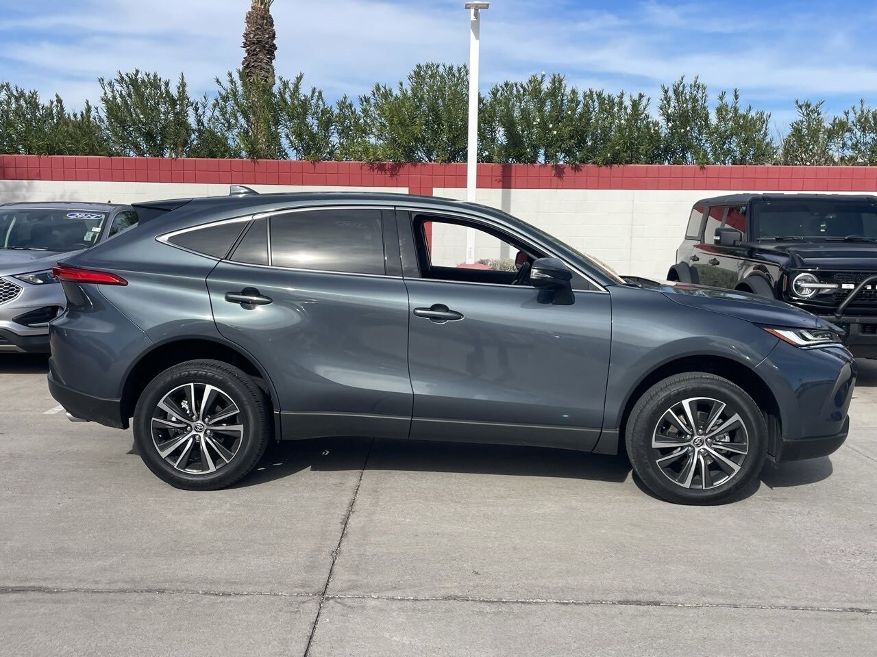 2024 Toyota Venza LE photo 3