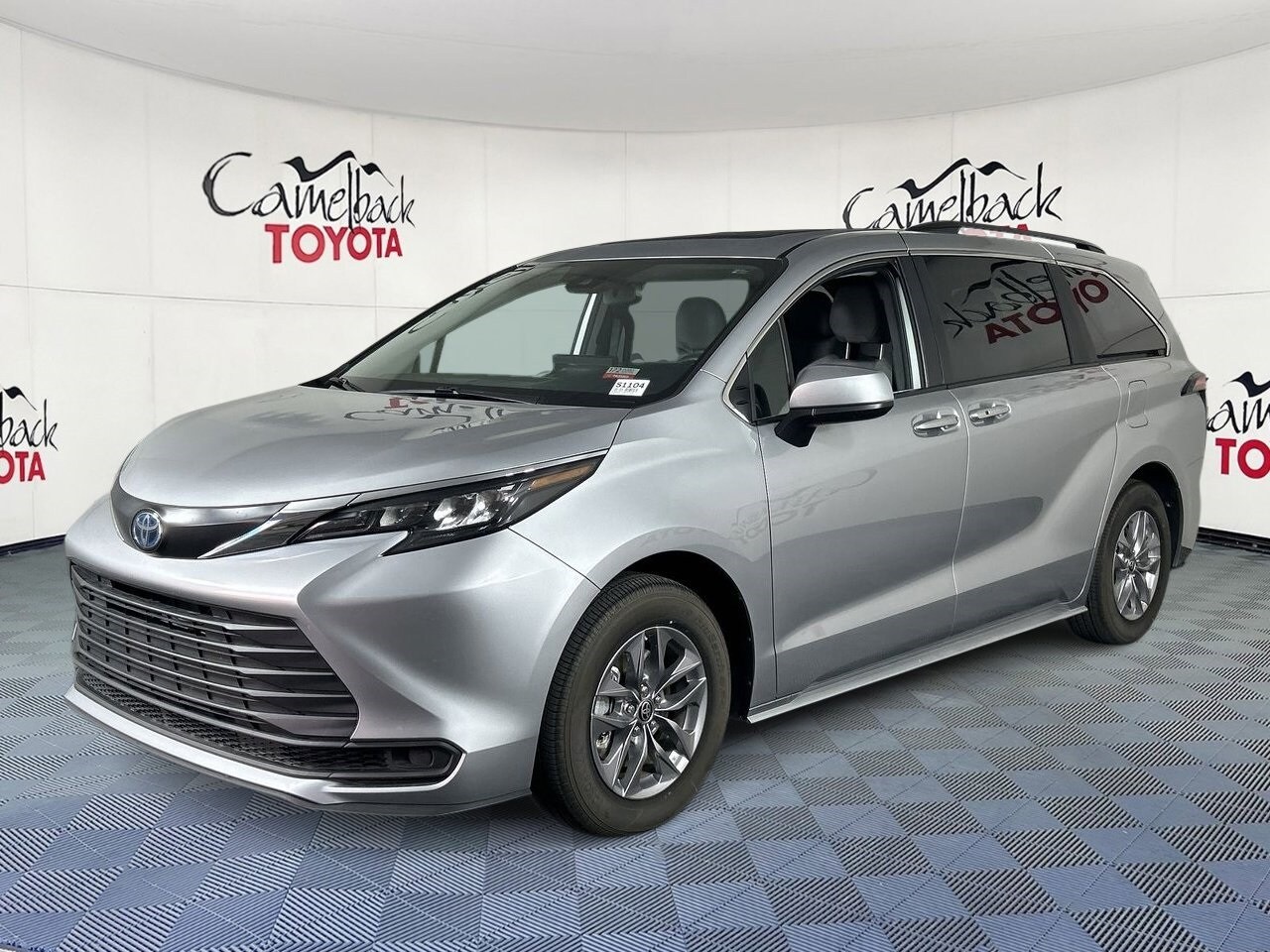 2025 Toyota Sienna LE photo 2