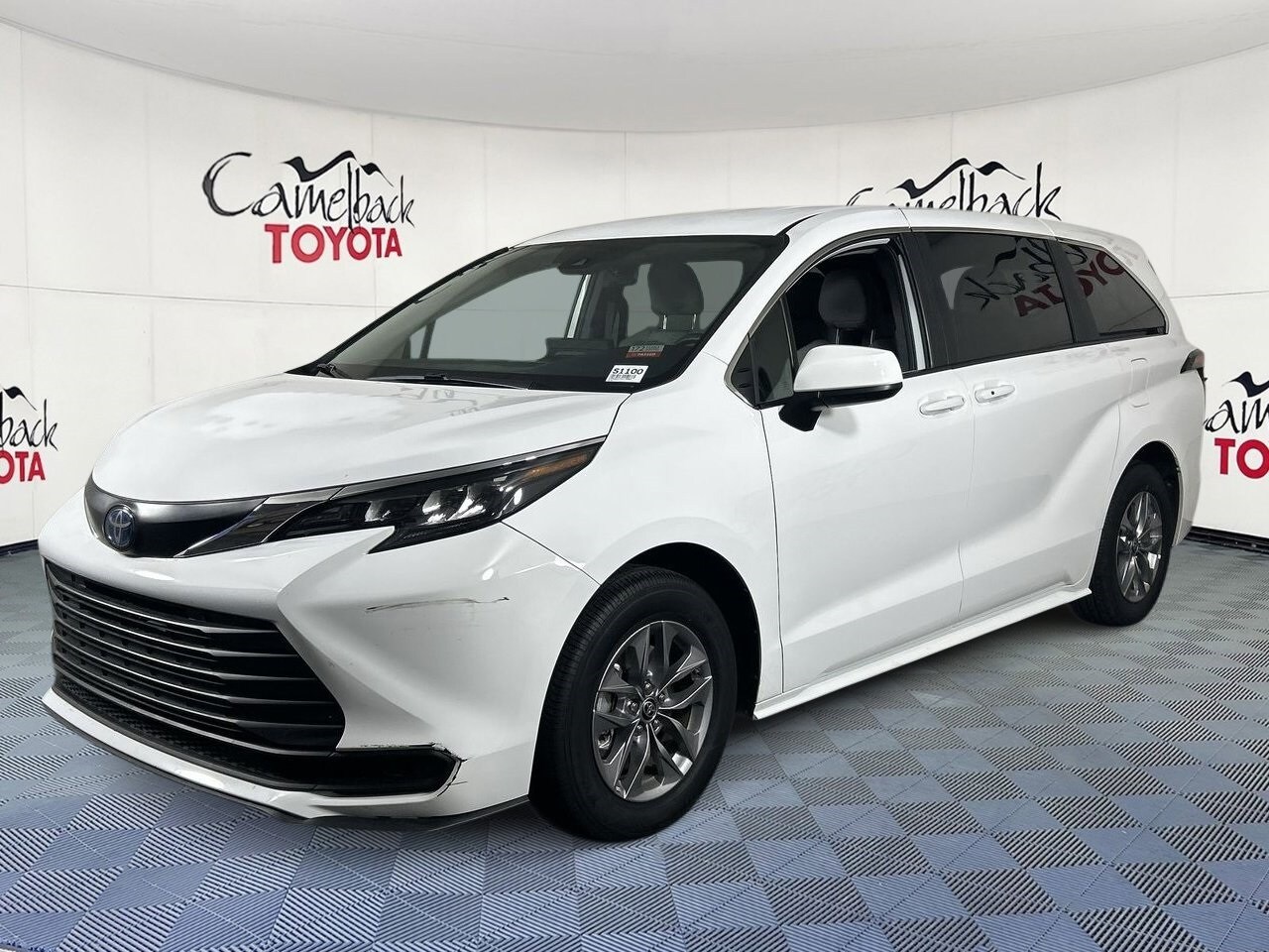 2025 Toyota Sienna LE photo 2