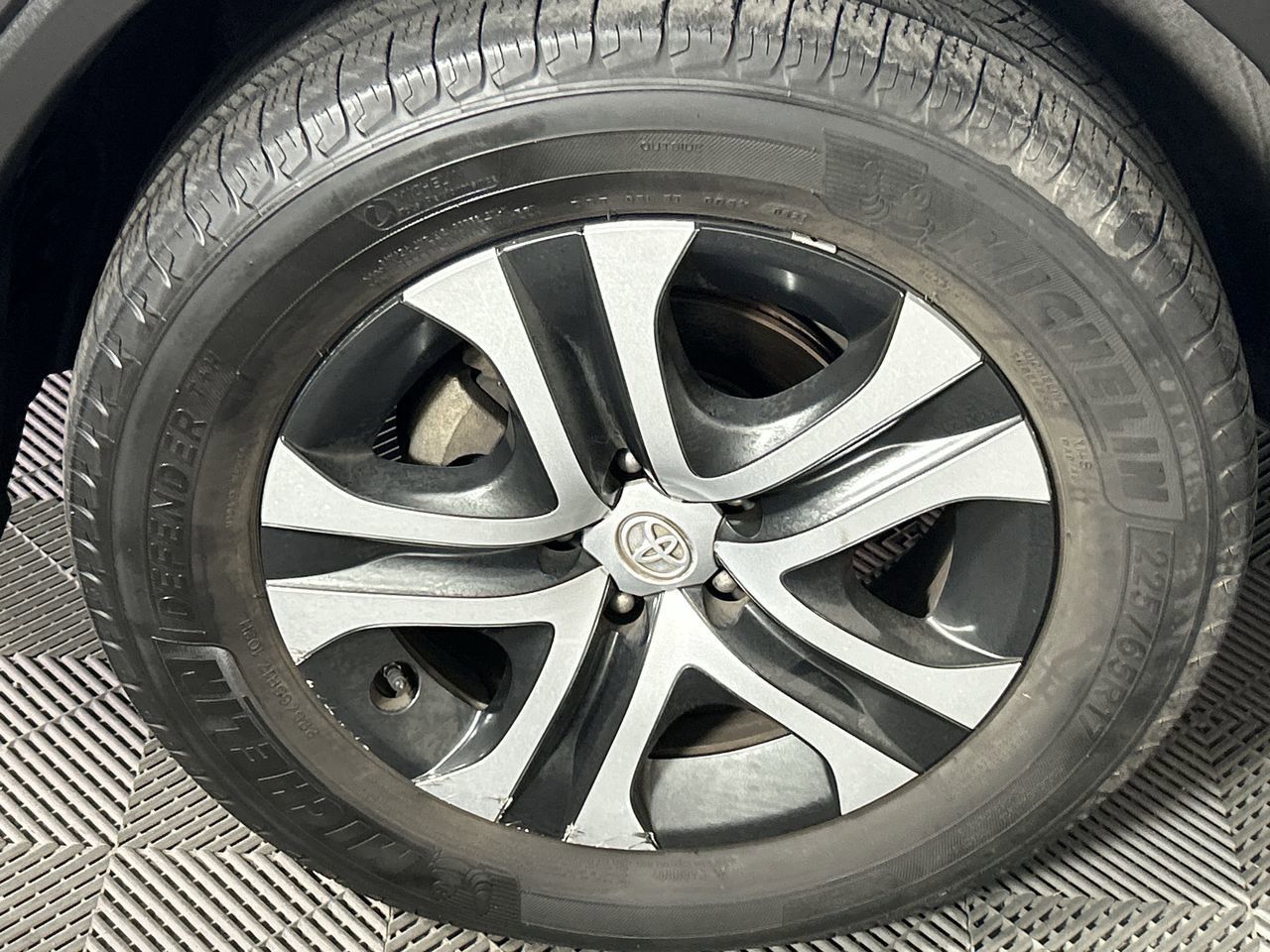2018 Toyota RAV4 LE - Photo 10