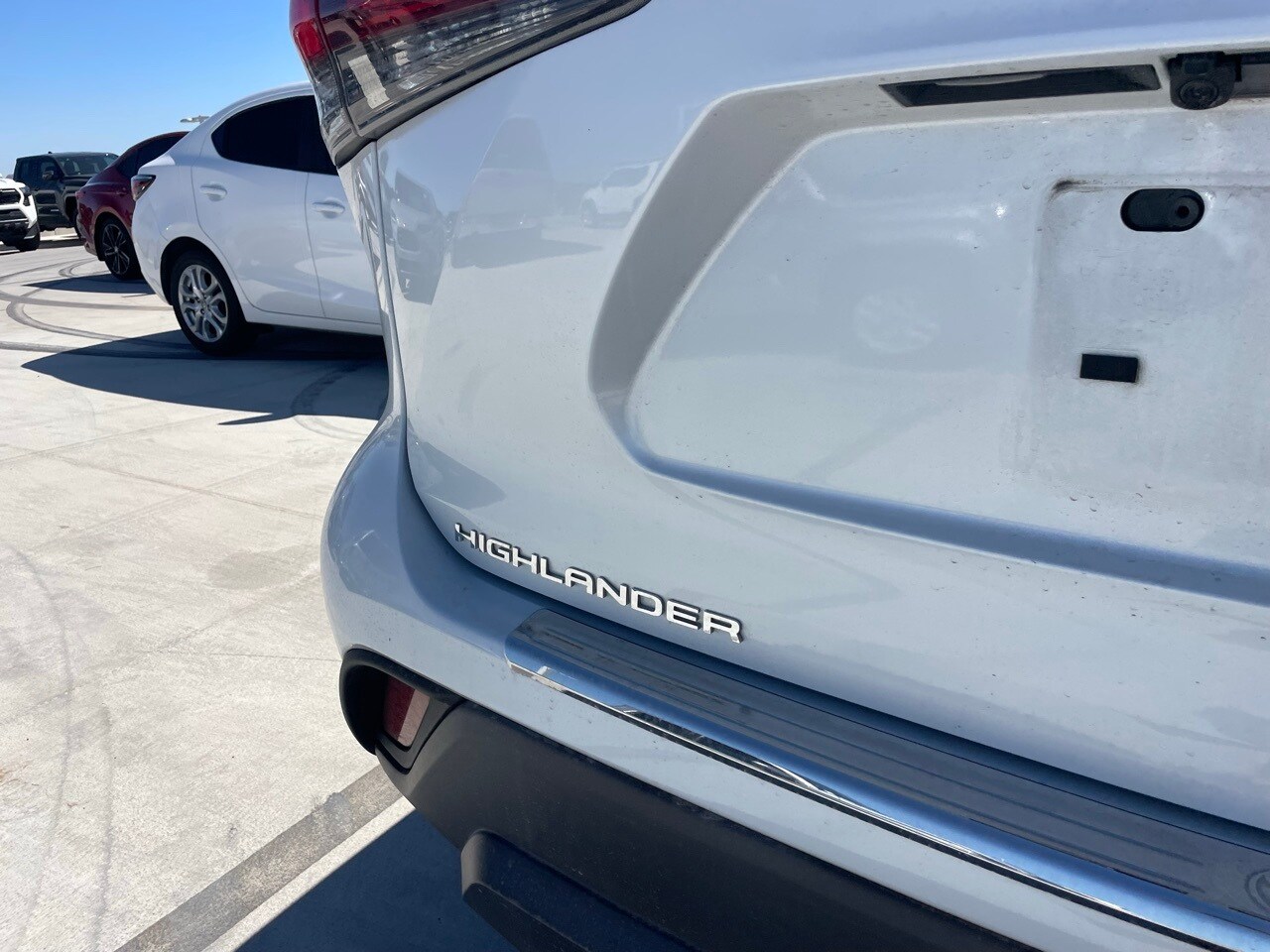 2022 Toyota Highlander LE photo 2