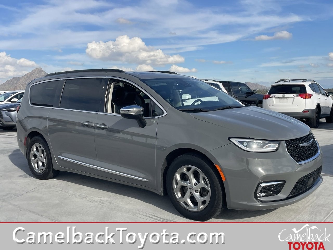 2023 Chrysler Pacifica Limited's photo