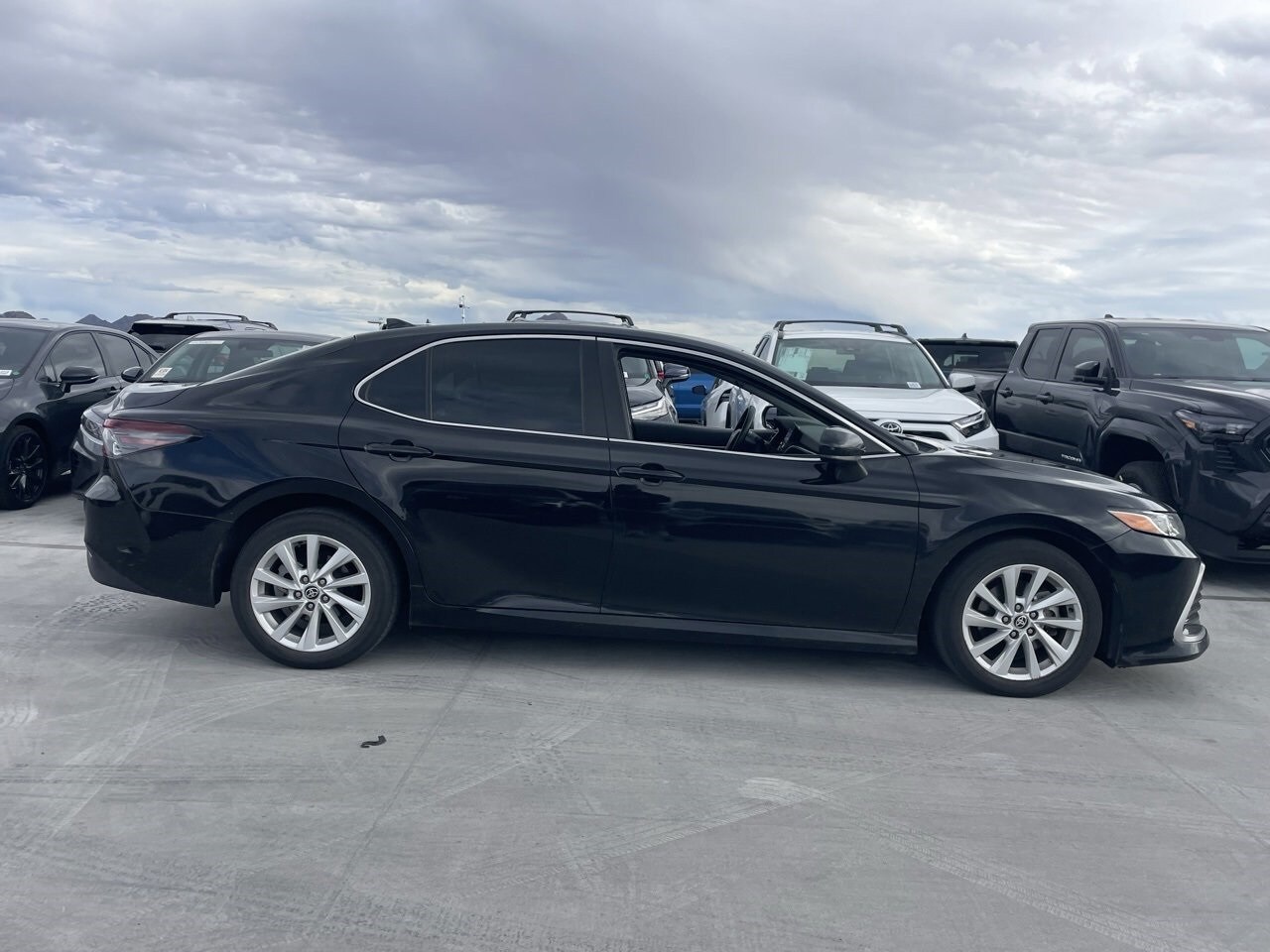 2022 Toyota Camry LE photo 3