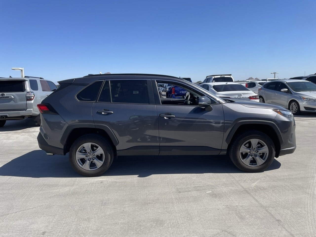 2024 Toyota RAV4 XLE photo 3