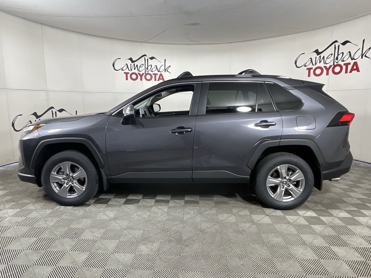2025 Toyota RAV4 XLE photo 4