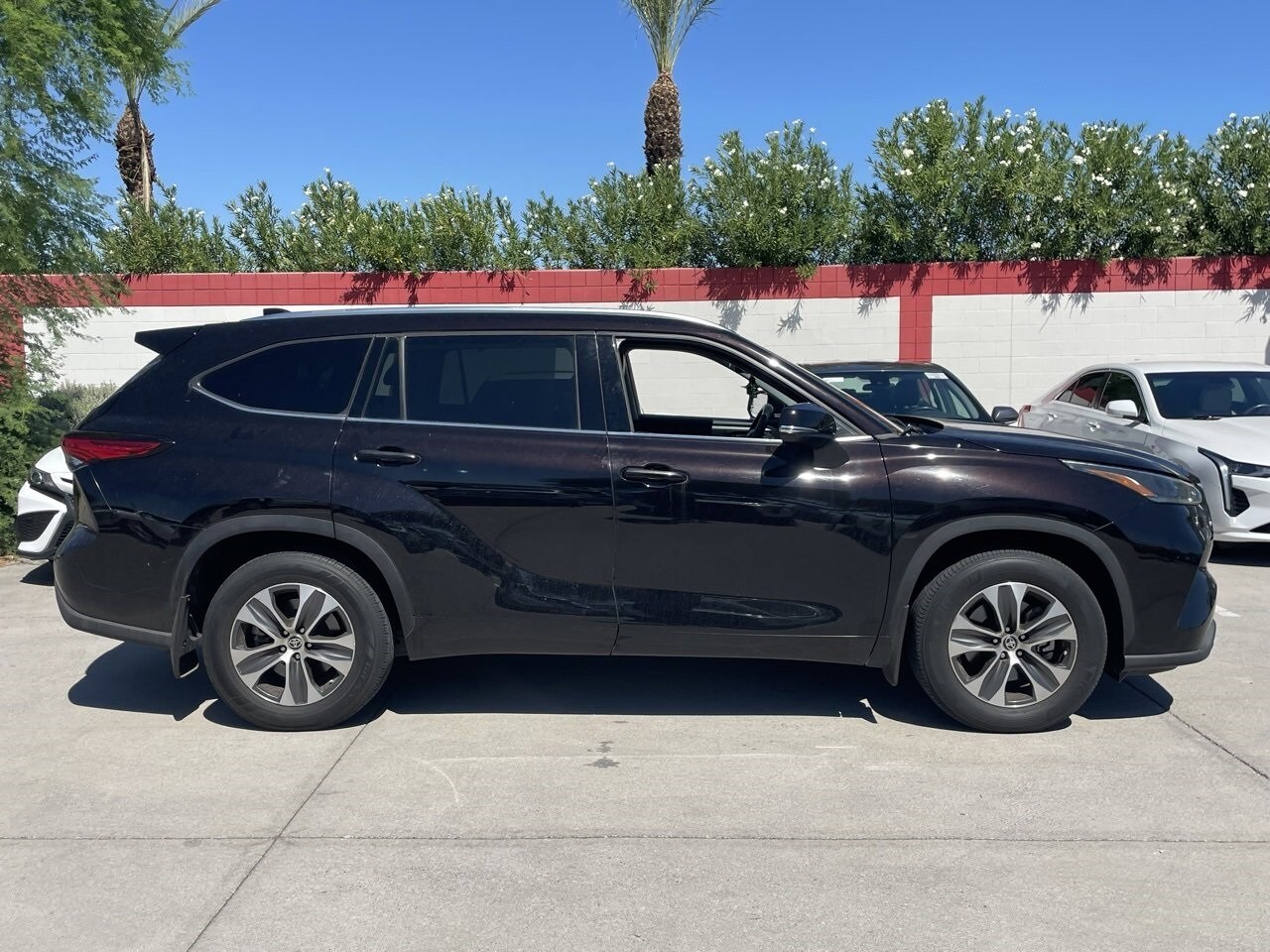 2021 Toyota Highlander XLE photo 2
