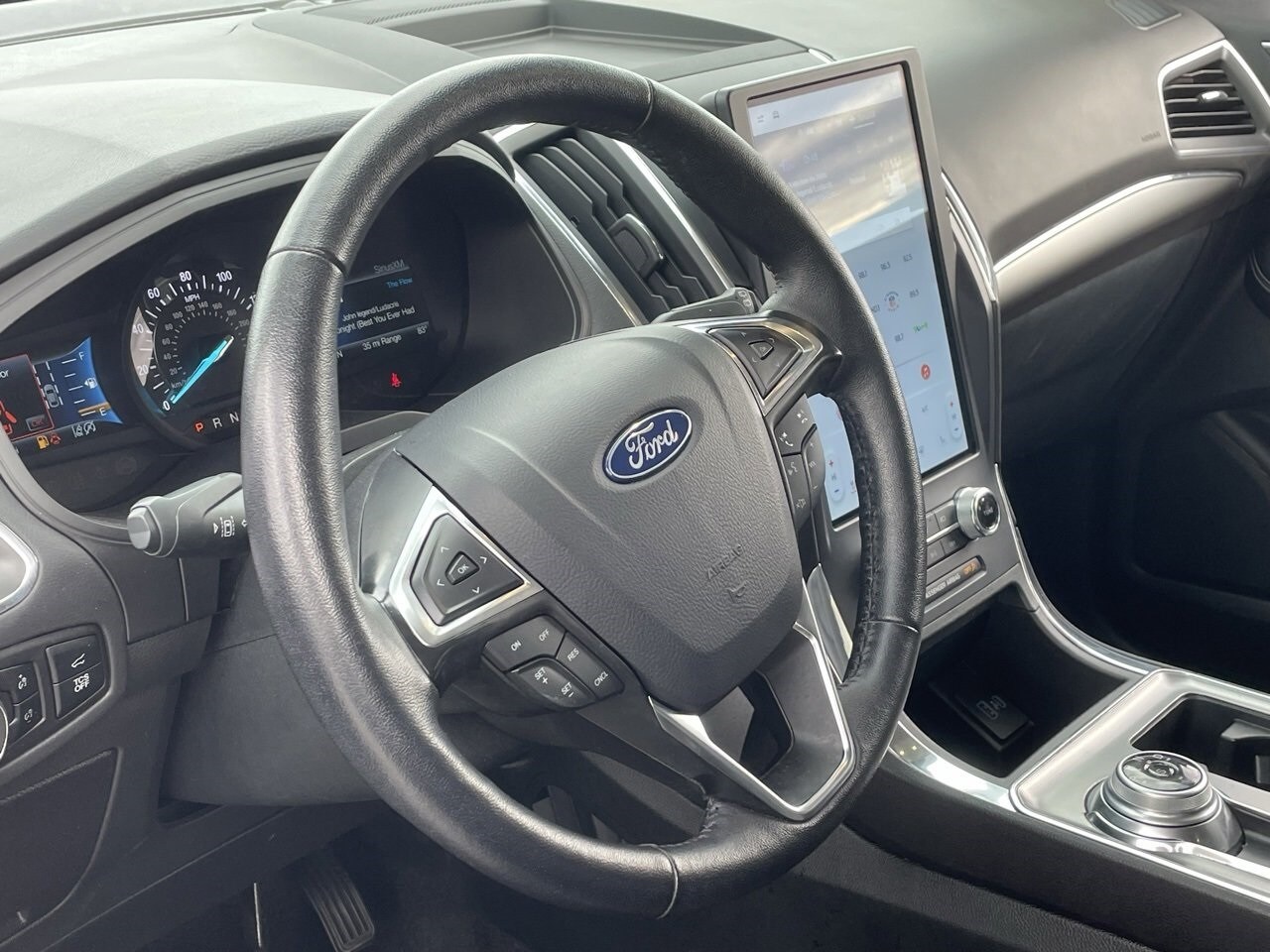 2024 Ford Edge Titanium photo 3