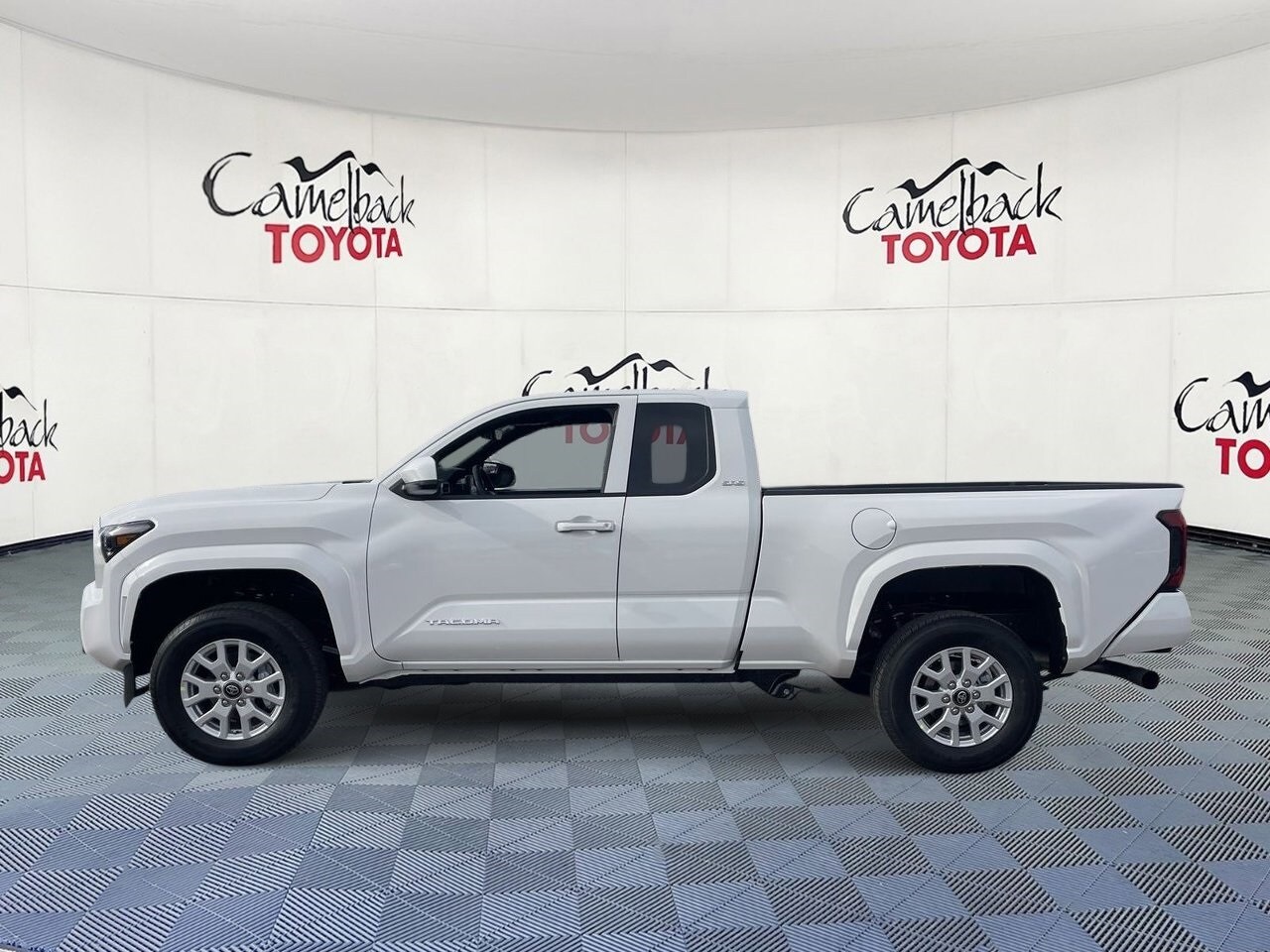 2025 Toyota Tacoma SR5 XtraCab photo 4