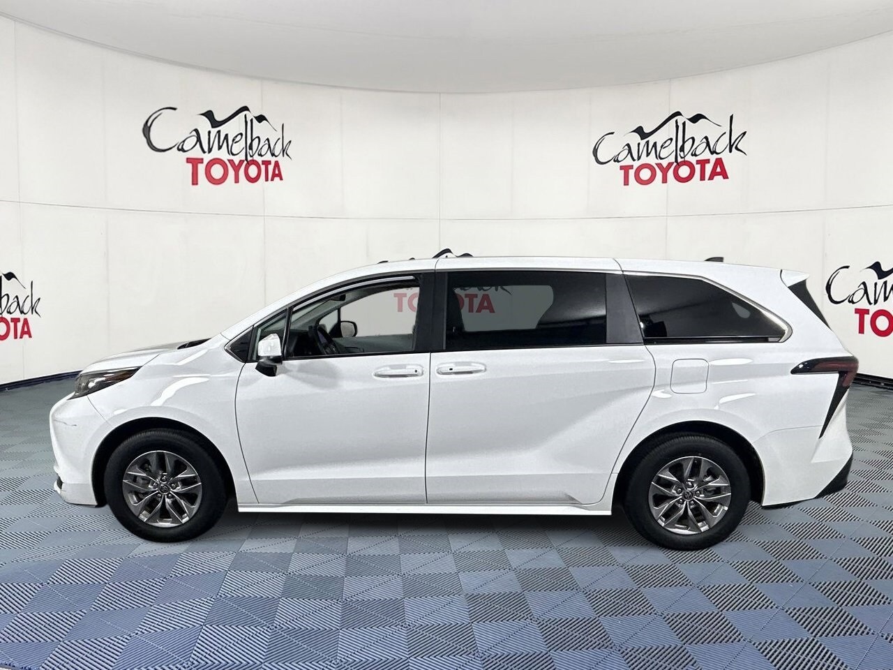 2025 Toyota Sienna LE photo 4