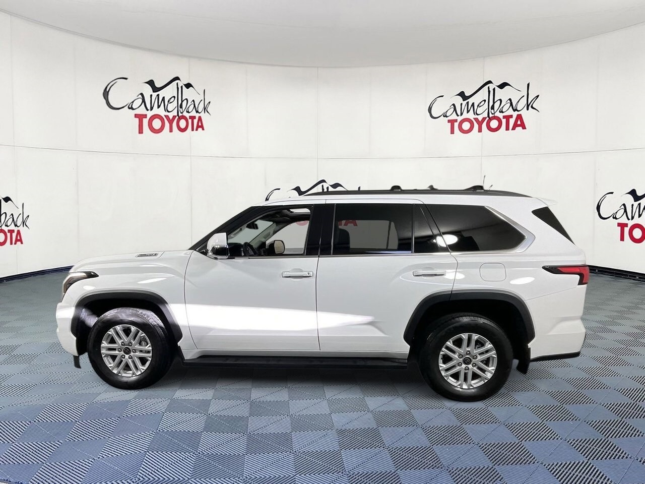 2023 Toyota Sequoia SR5 photo 4