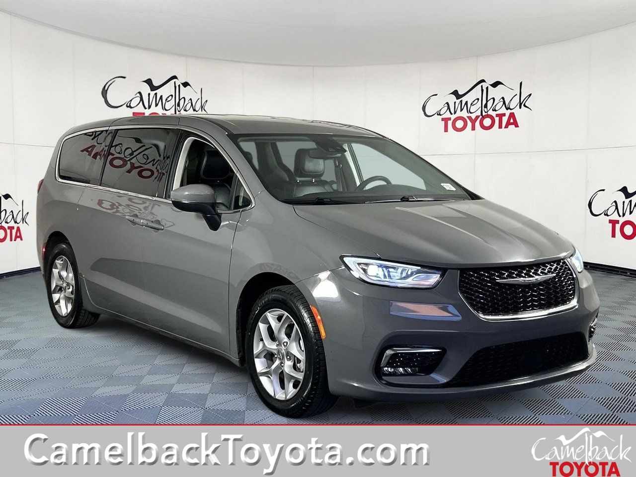 2023 Chrysler Pacifica Touring L's photo