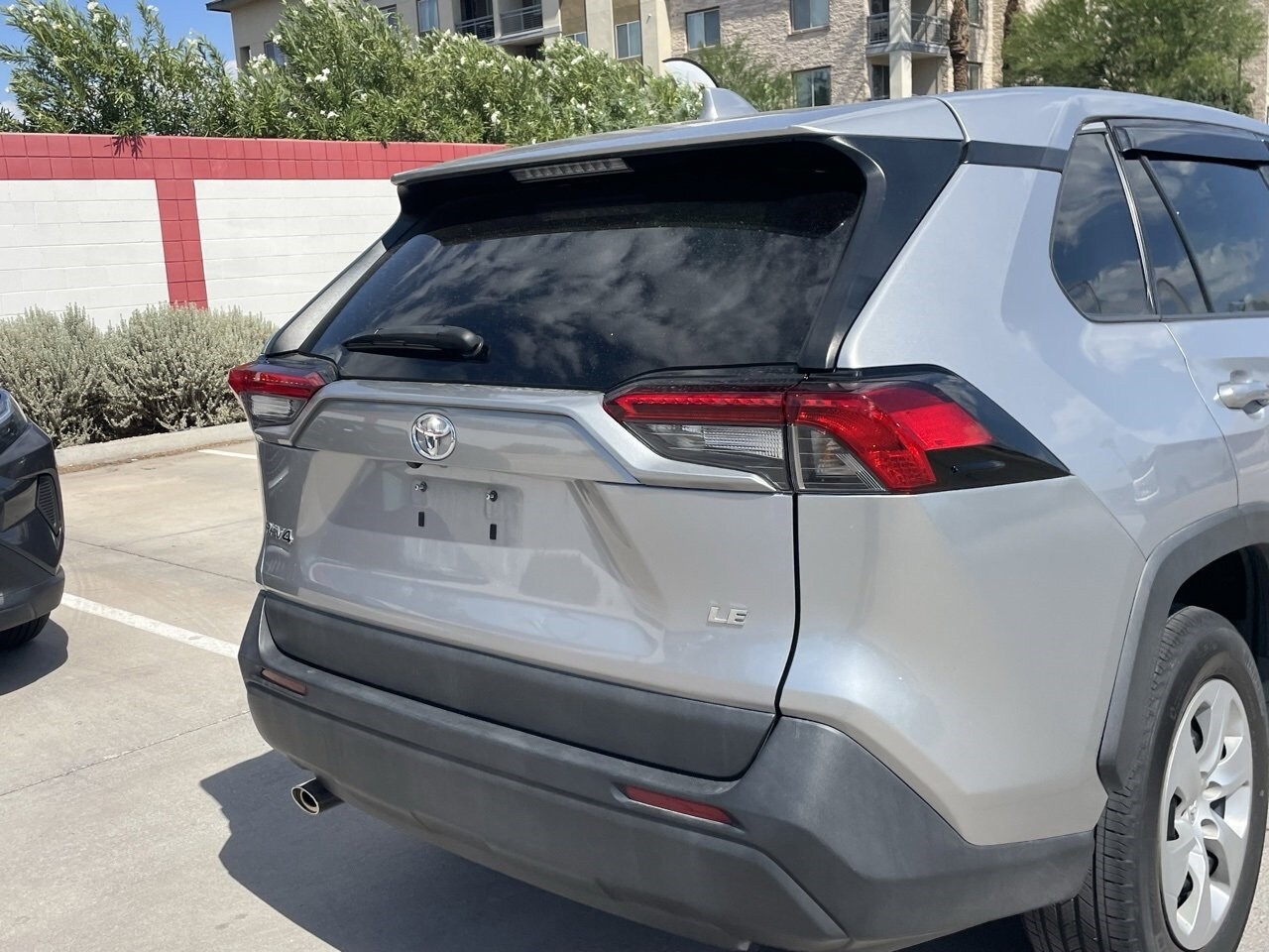 2022 Toyota RAV4 LE photo 4