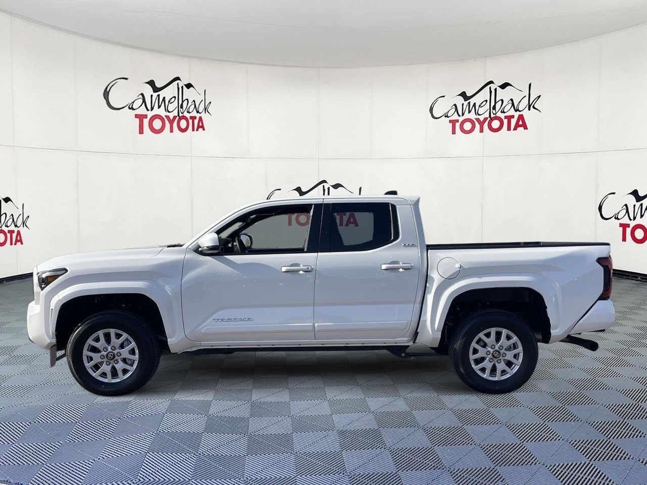 2025 Toyota Tacoma SR5 photo 4