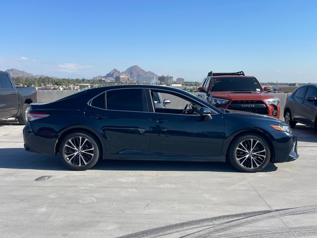 Used 2018 Toyota Camry SE Sedan