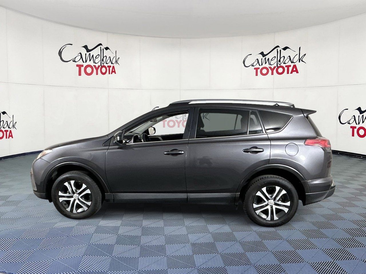 2018 Toyota RAV4 LE - Photo 5