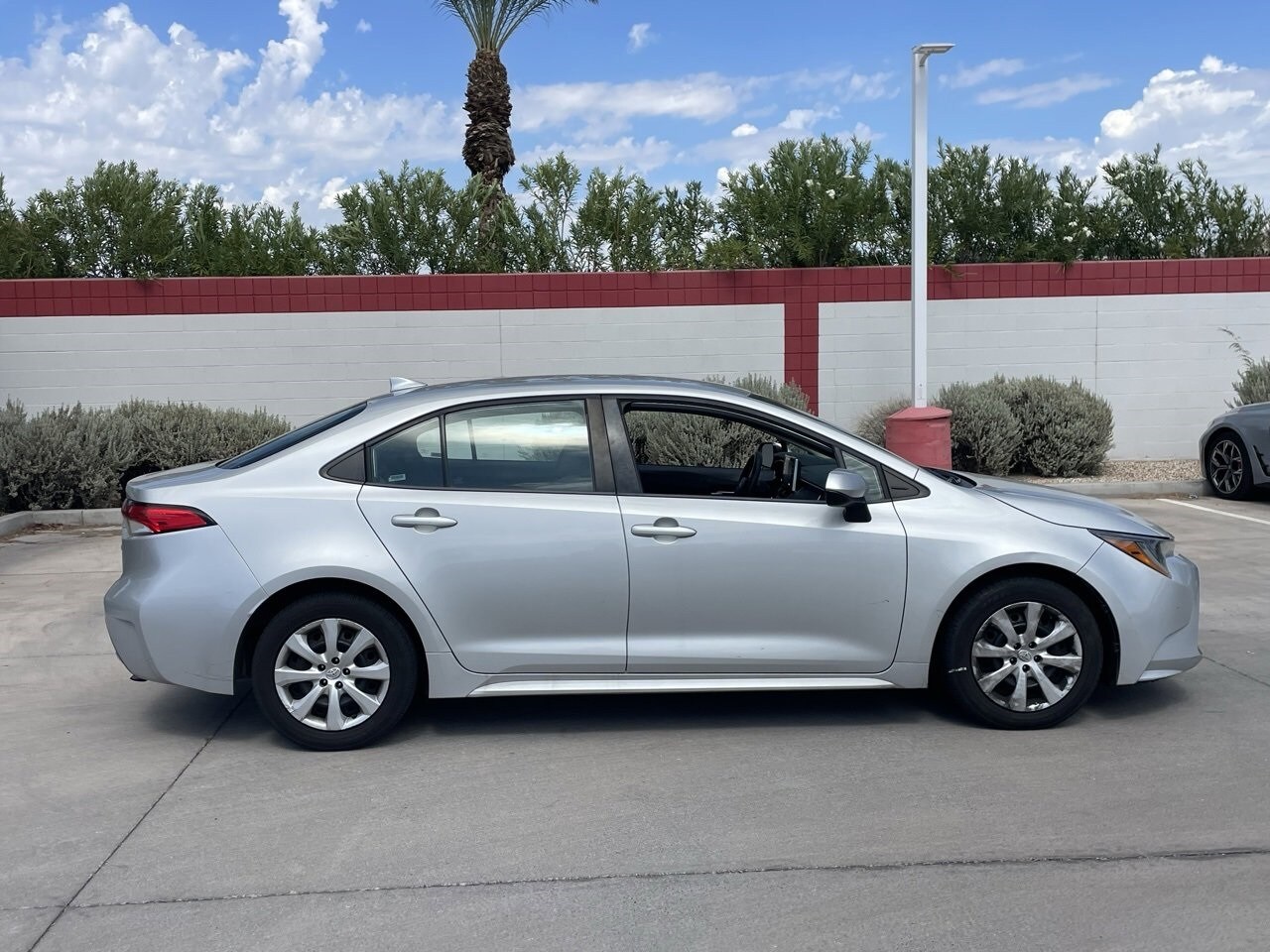 2020 Toyota Corolla LE photo 3