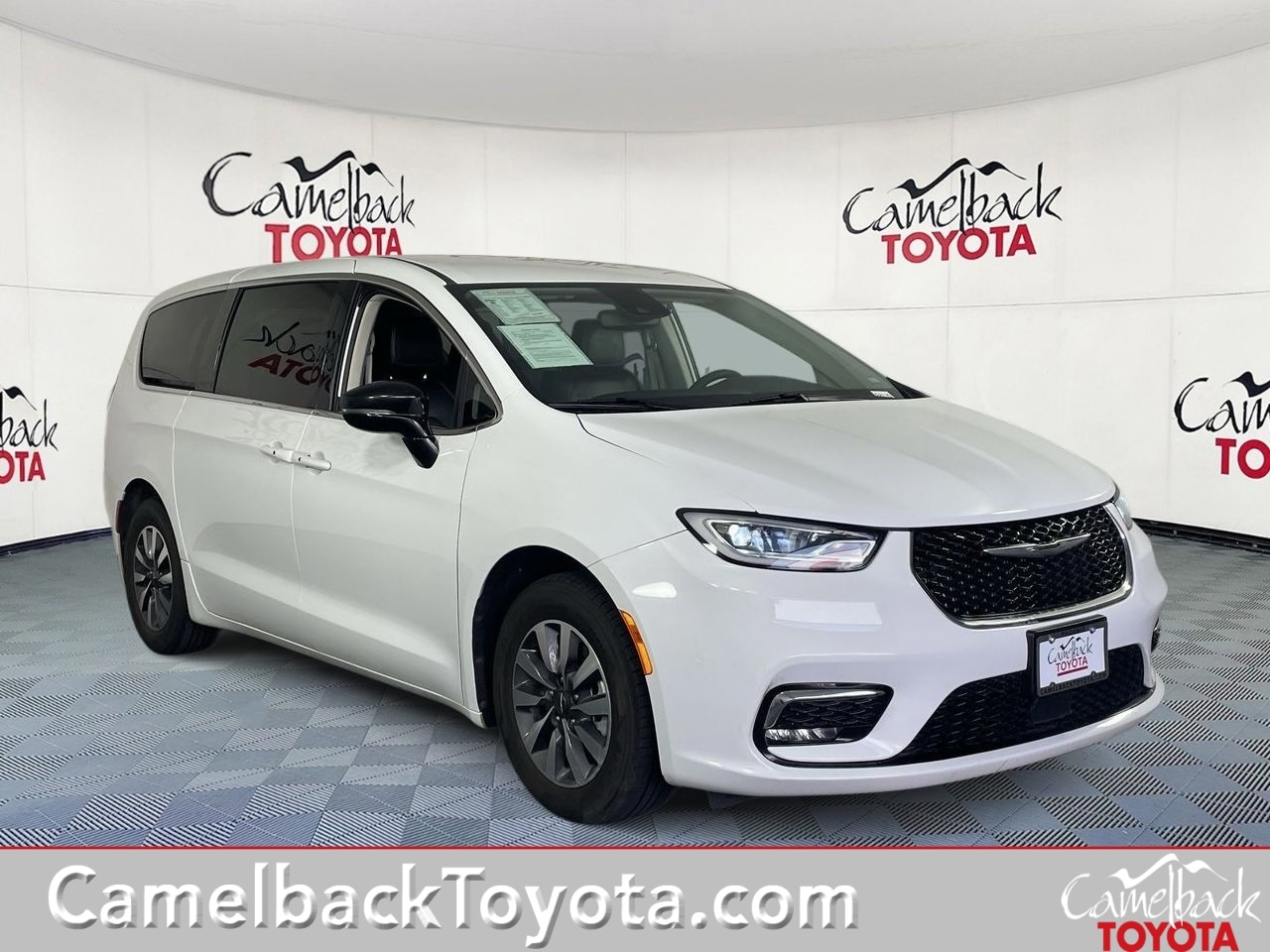 2024 Chrysler Pacifica PHEV Select's photo