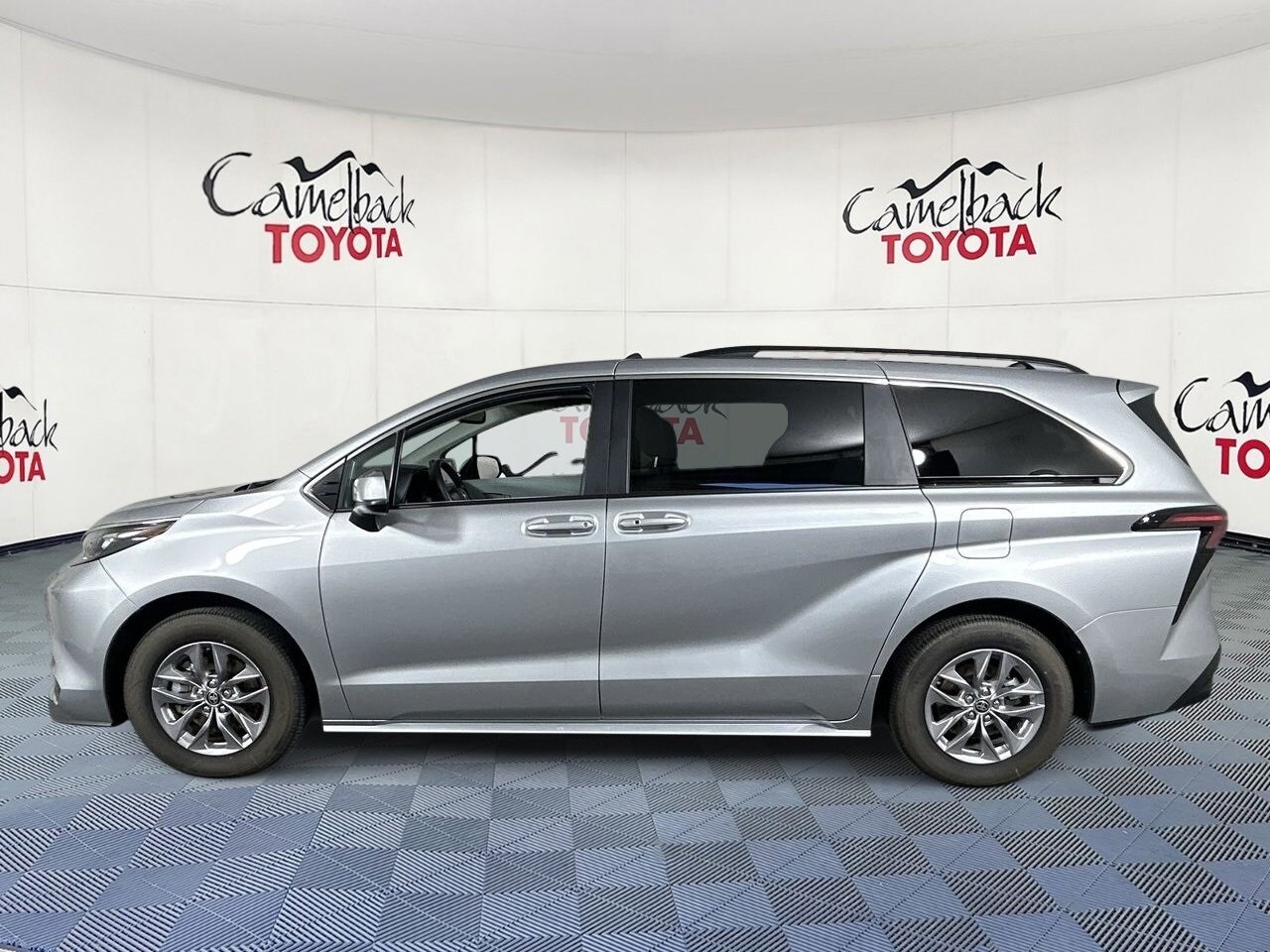 2025 Toyota Sienna LE photo 4