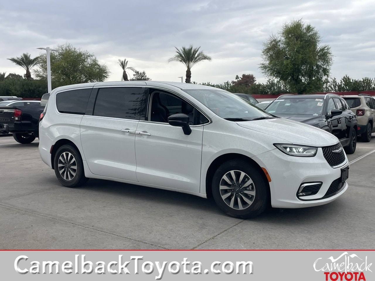 2024 Chrysler Pacifica PHEV Select's photo
