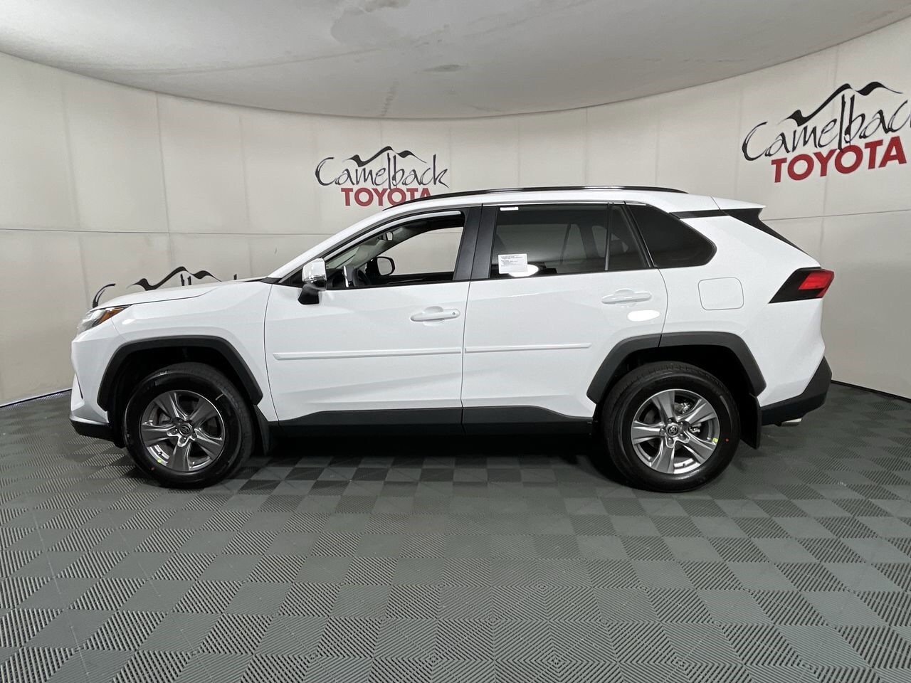 2025 Toyota RAV4 XLE photo 4