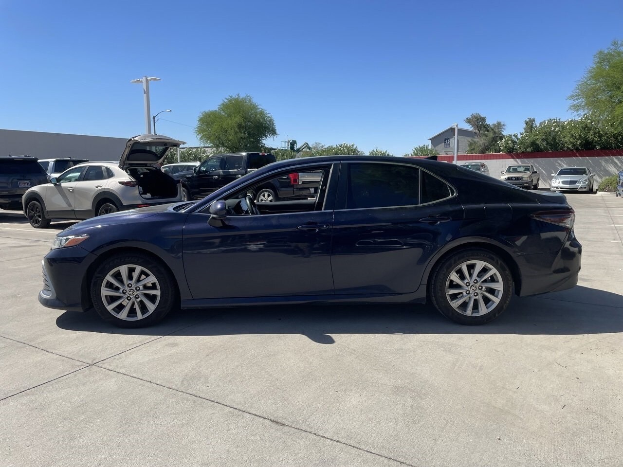 2022 Toyota Camry LE photo 3