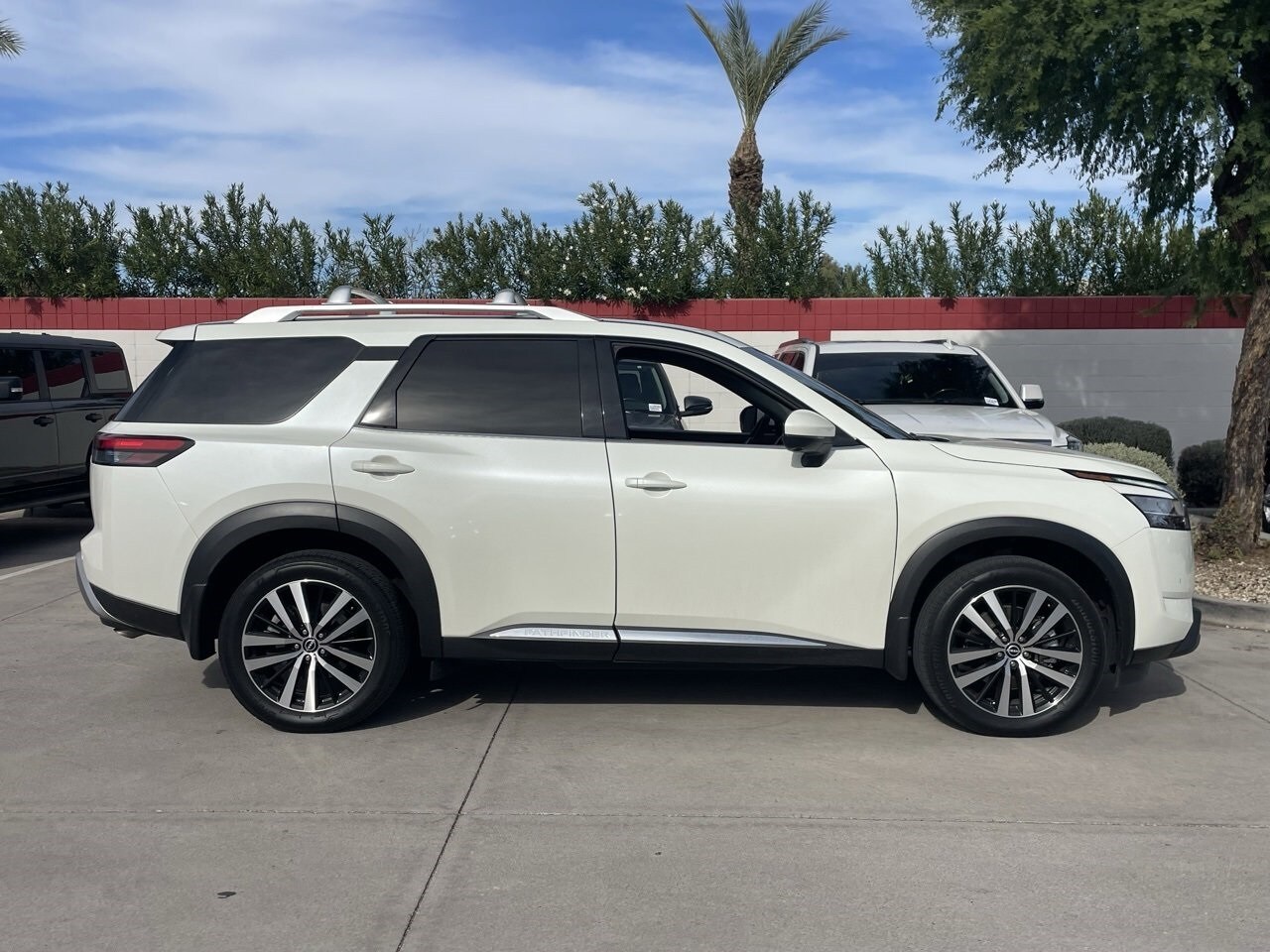2023 Nissan Pathfinder Platinum photo 3