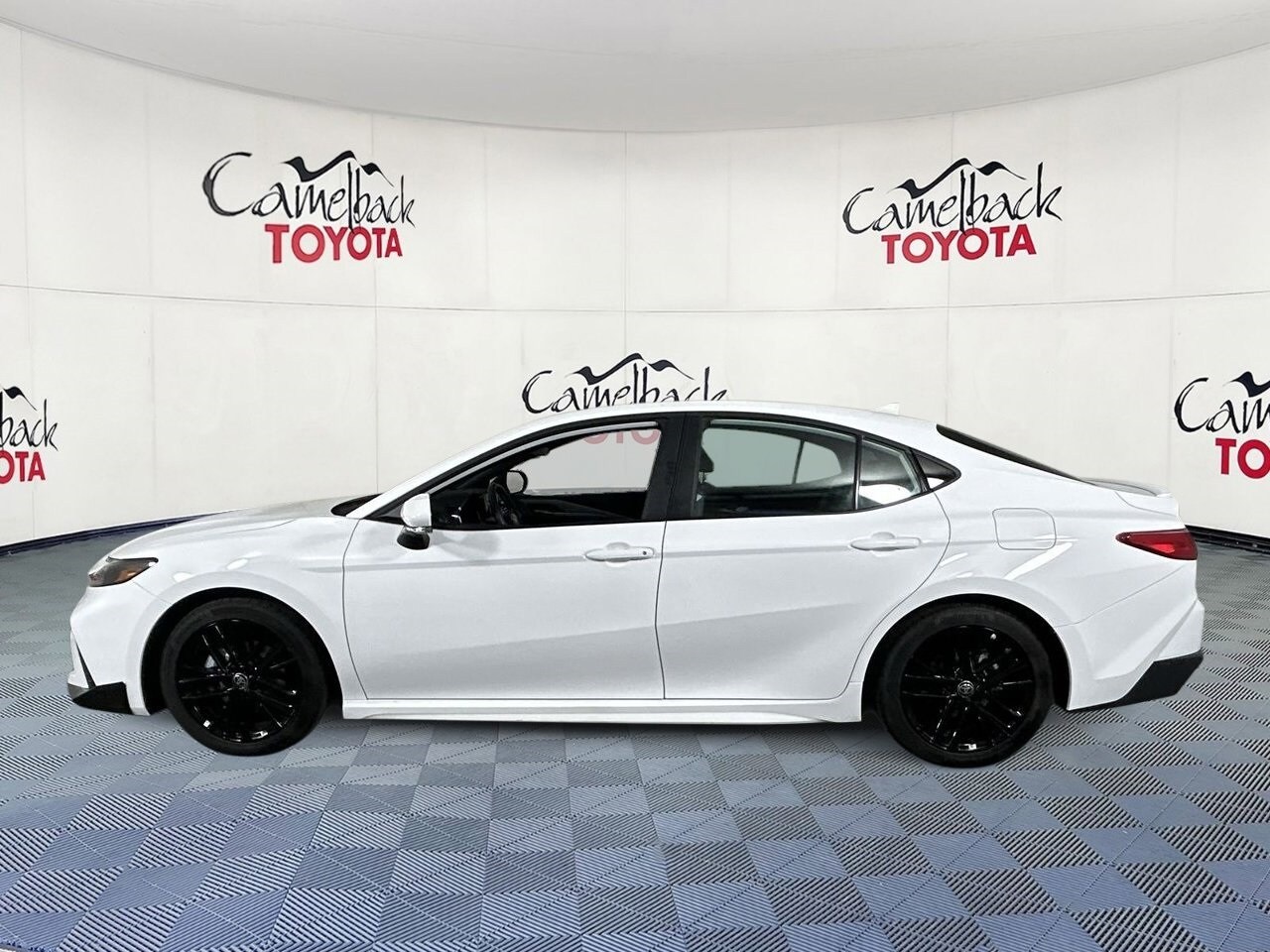 2025 Toyota Camry SE photo 3
