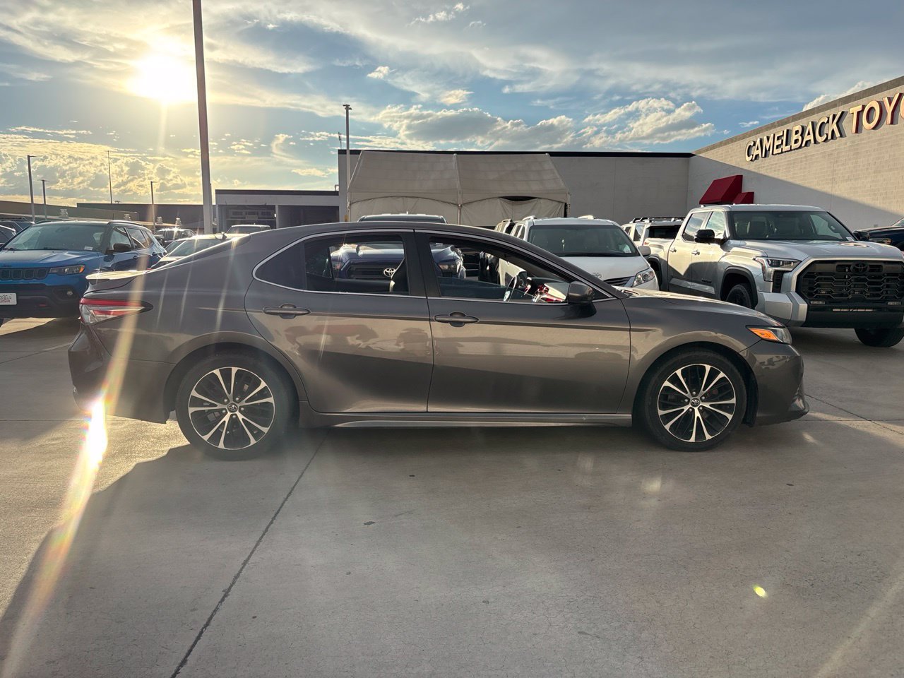 Used 2018 Toyota Camry SE Sedan