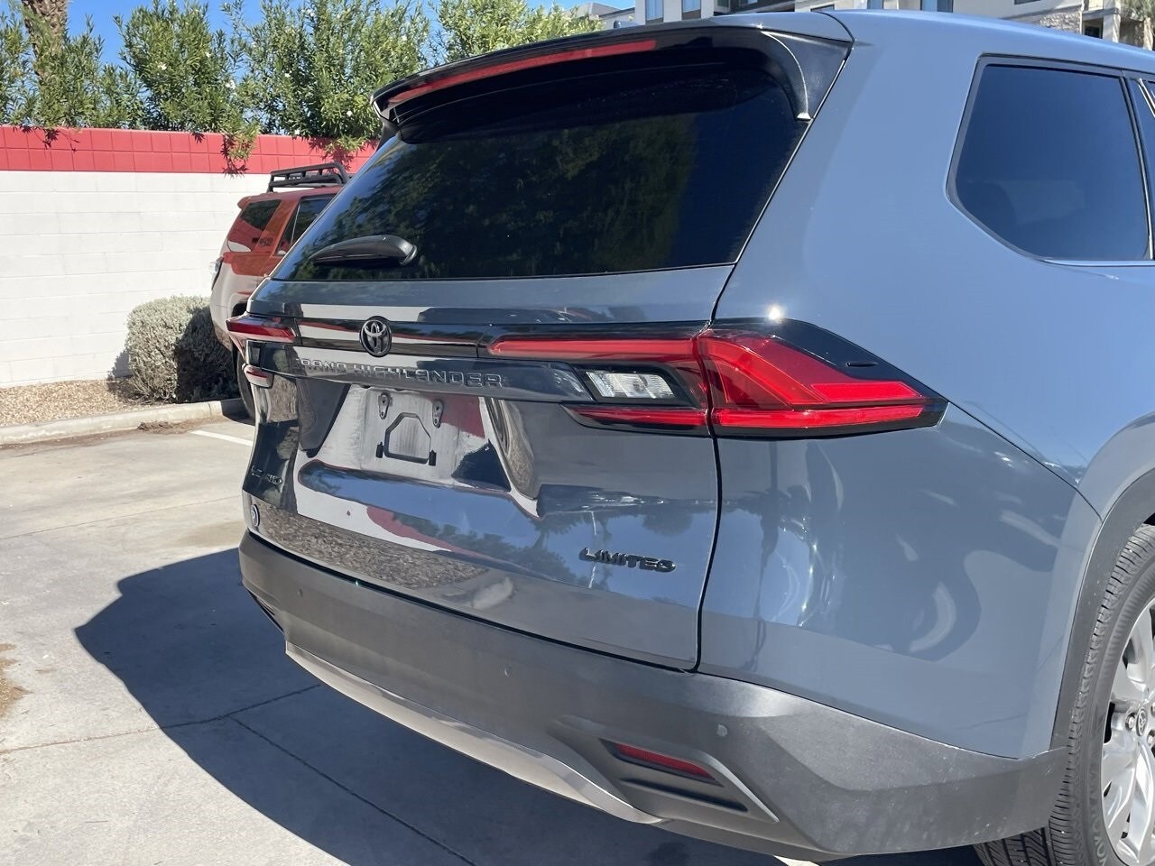 2024 Toyota Highlander Hybrid Limited photo 4