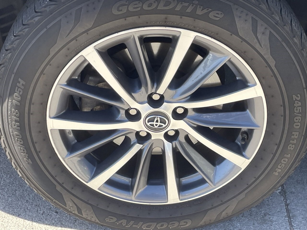 2019 Toyota Highlander XLE photo 2