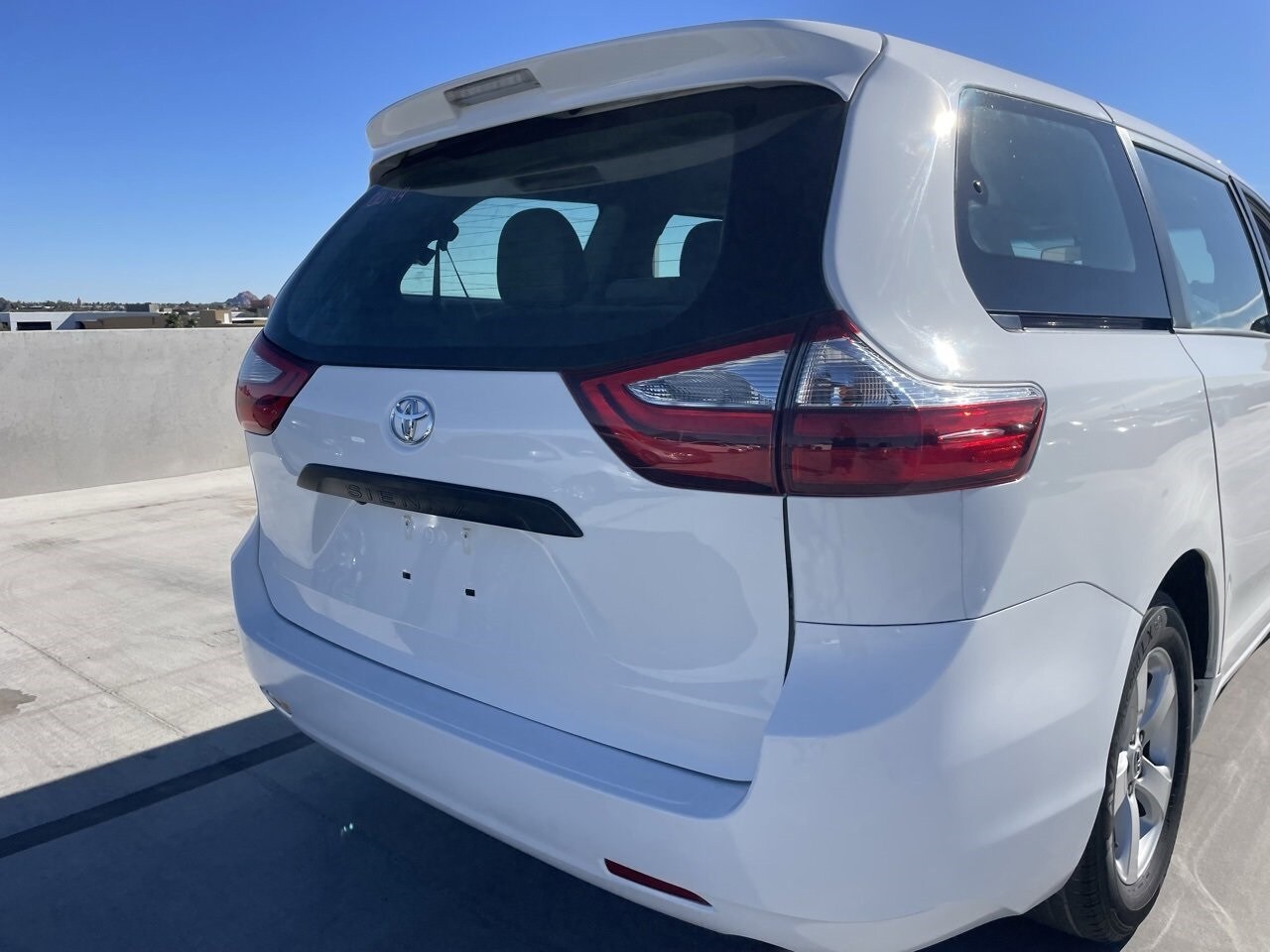 2017 Toyota Sienna L photo 4