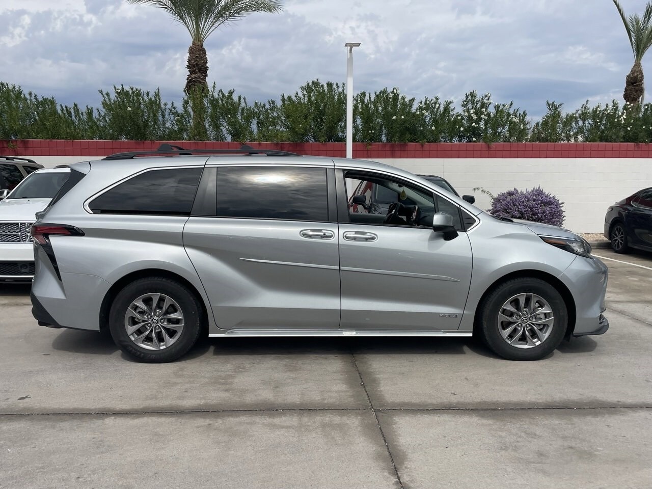 2021 Toyota Sienna XLE photo 3