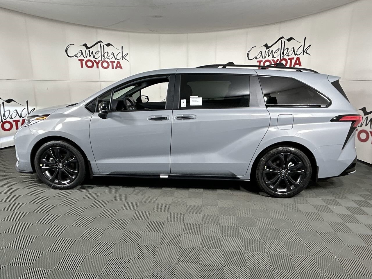 2026 Toyota Sienna Hybrid XSE photo 4