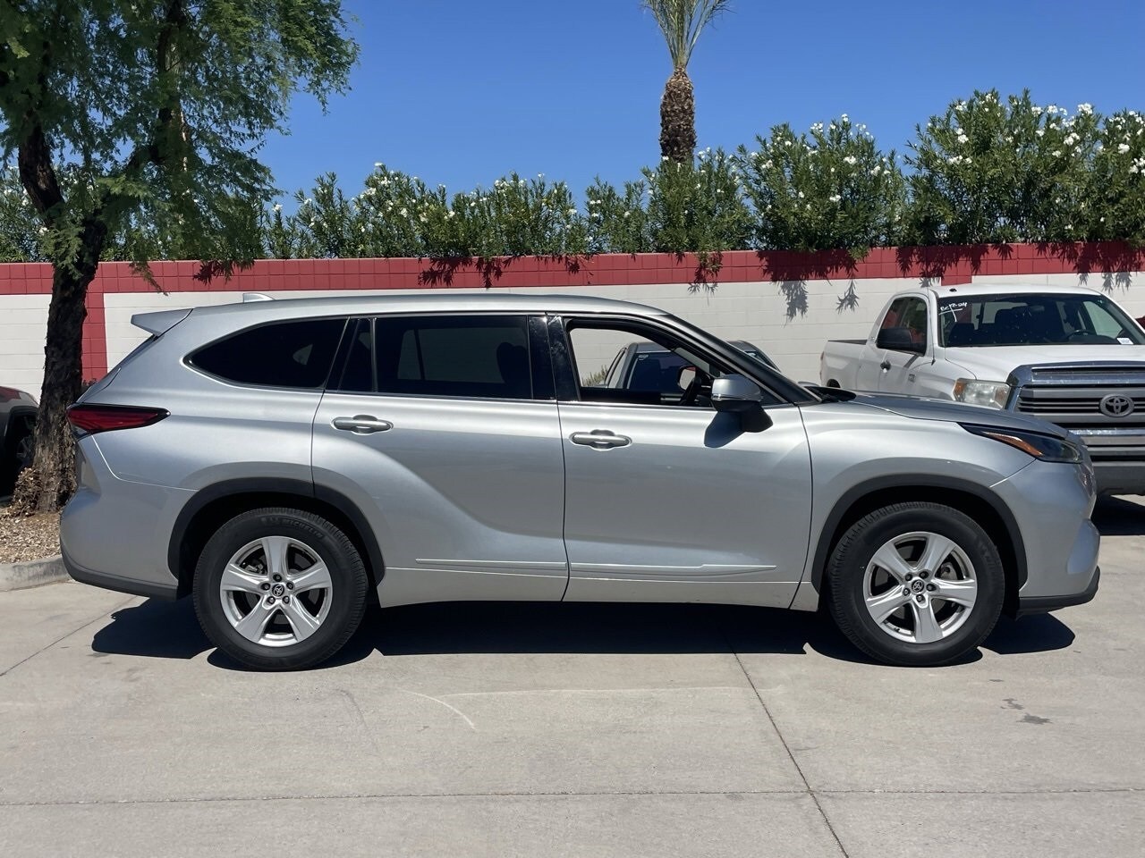 2021 Toyota Highlander LE photo 2