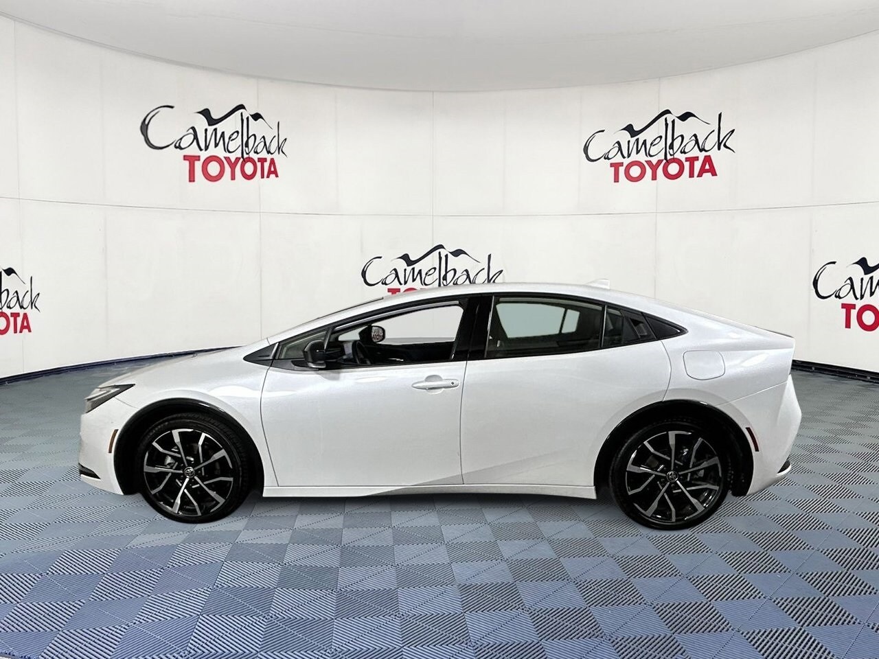 2025 Toyota Prius Plug-in Hybrid XSE photo 4