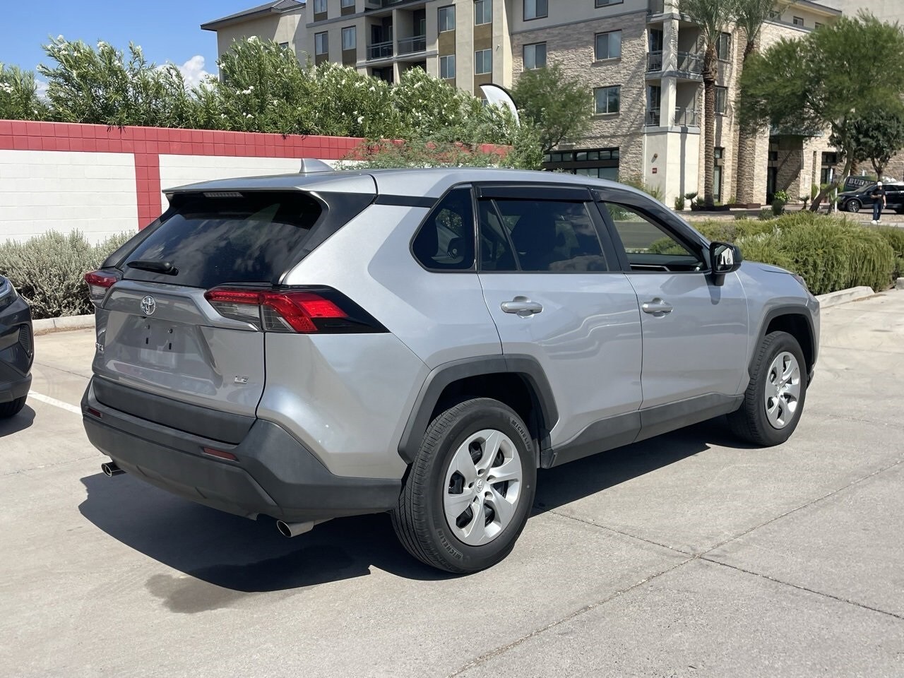 2022 Toyota RAV4 LE photo 2