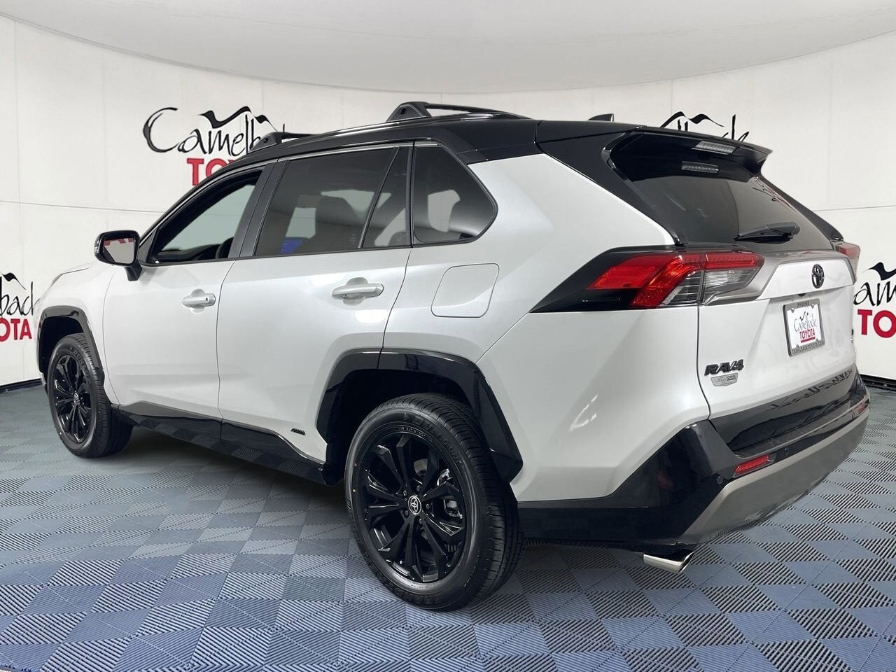 2025 Toyota RAV4 Hybrid XSE photo 4