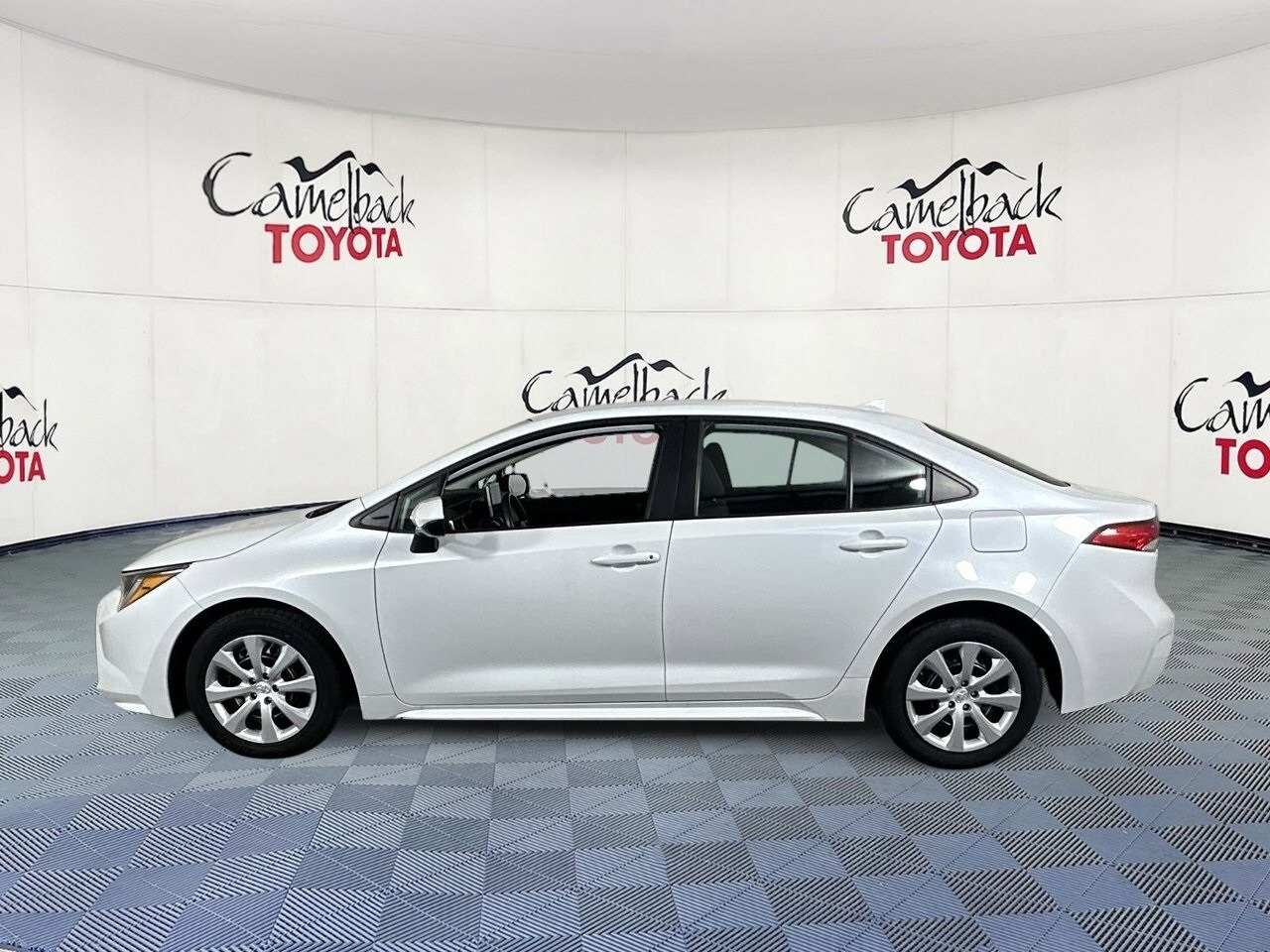 2024 Toyota Corolla LE photo 2