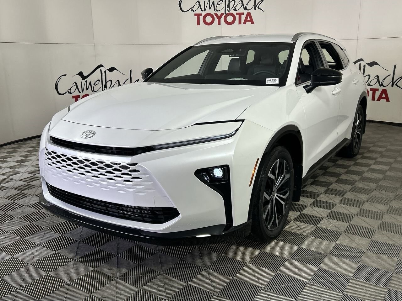 2025 Toyota Crown Signia XLE photo 3