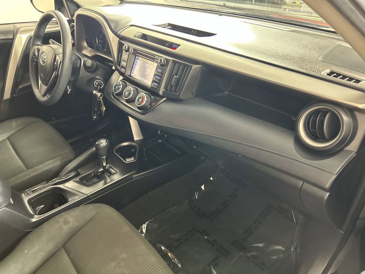 2018 Toyota RAV4 LE - Photo 27