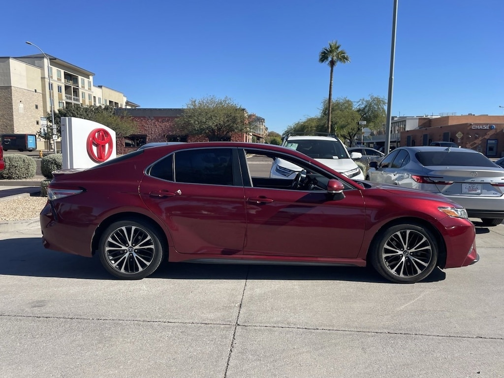 Used 2018 Toyota Camry SE Sedan