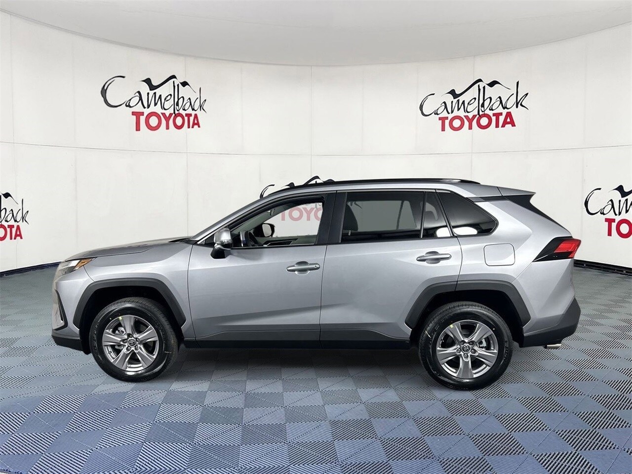 2025 Toyota RAV4 XLE photo 3