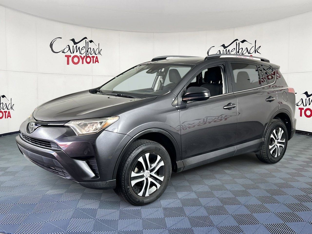 2018 Toyota RAV4 LE - Photo 4