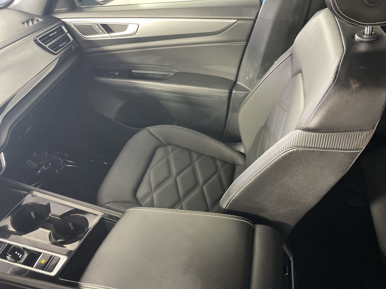 2025 Volkswagen Atlas Cross Sport SE w/Tech - Photo 21