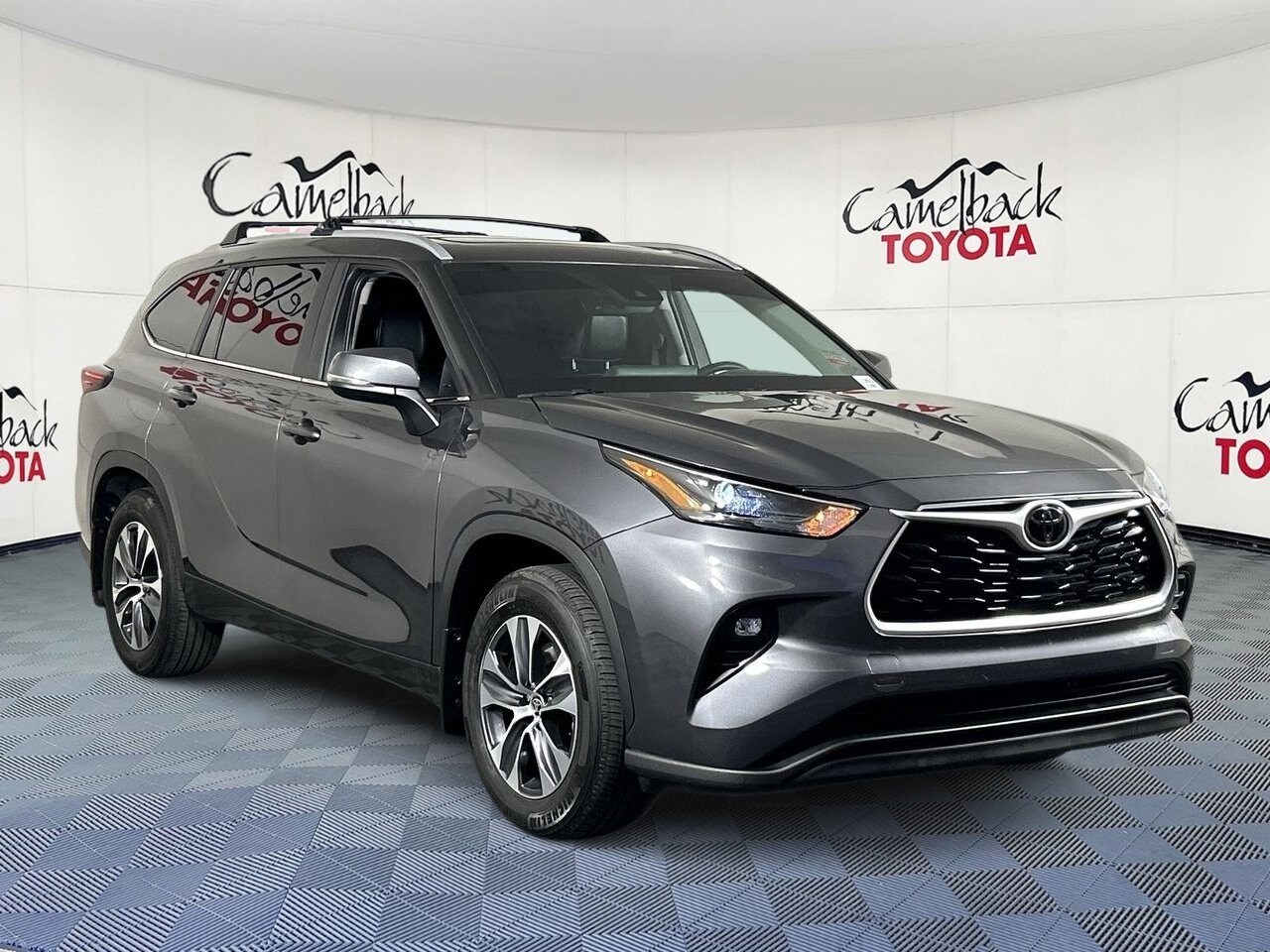 2024 Toyota Highlander LE photo 3
