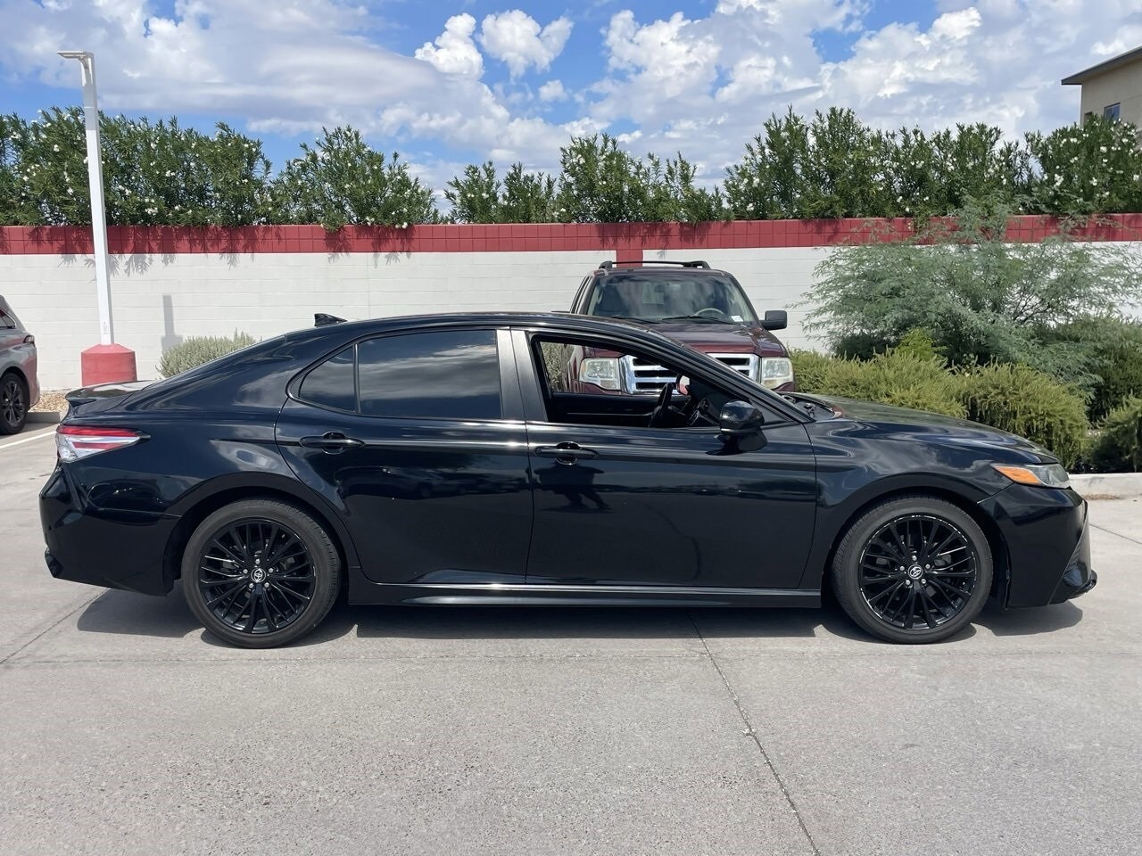 2020 Toyota Camry SE photo 2