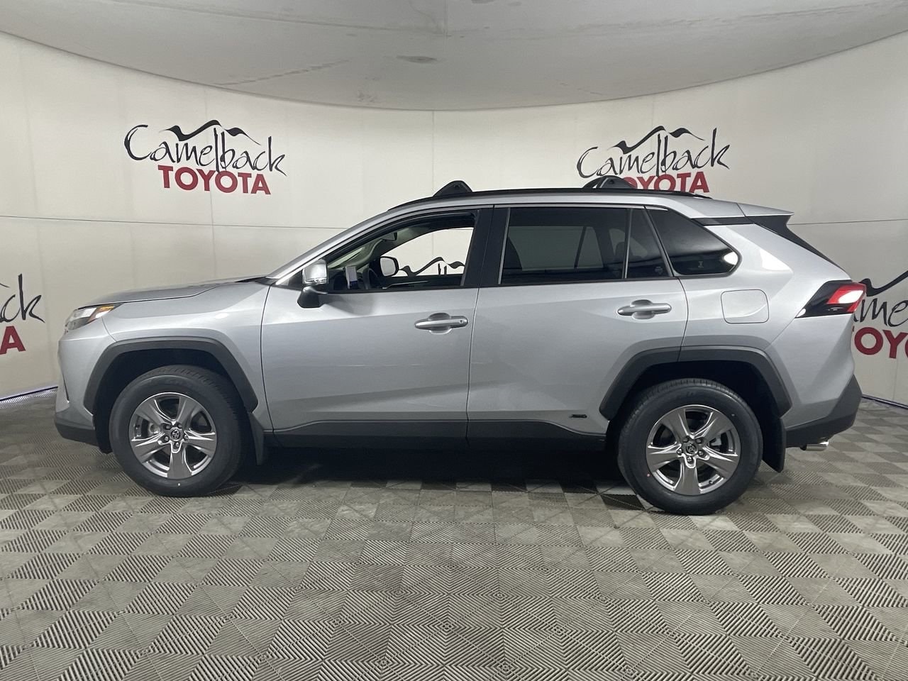 2025 Toyota RAV4 Hybrid XLE photo 4