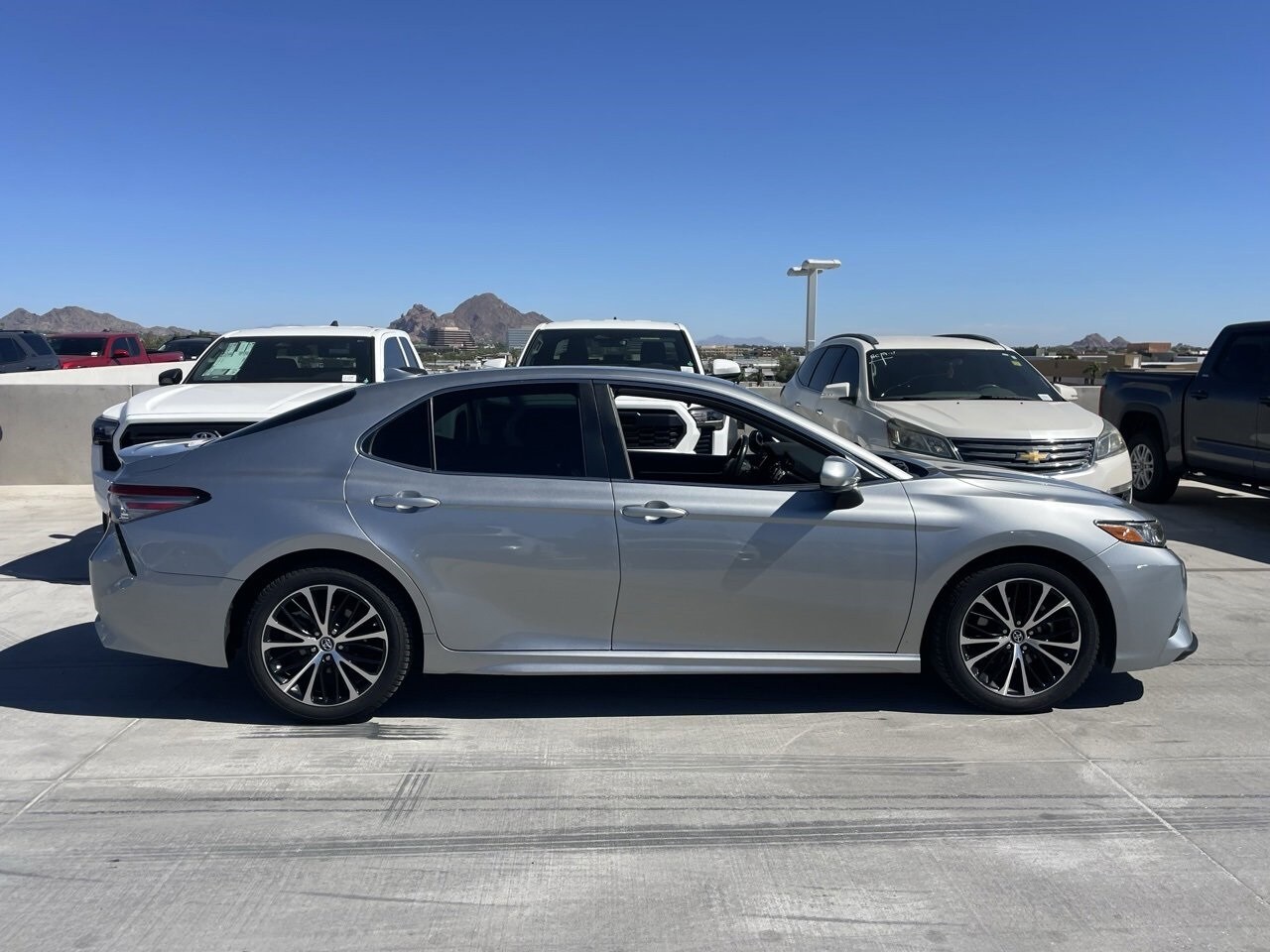 2019 Toyota Camry SE photo 3