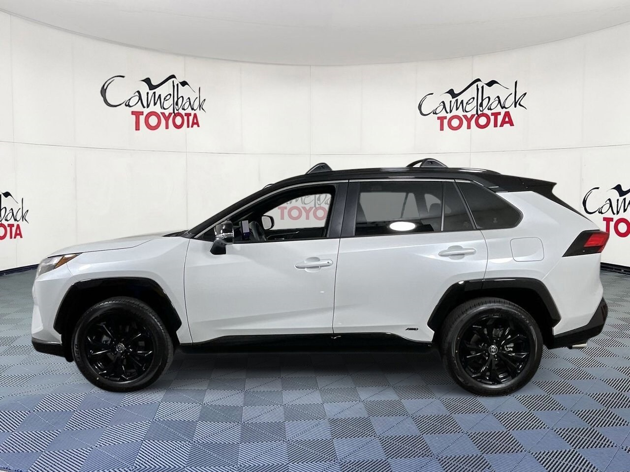 2025 Toyota RAV4 Hybrid XSE photo 3