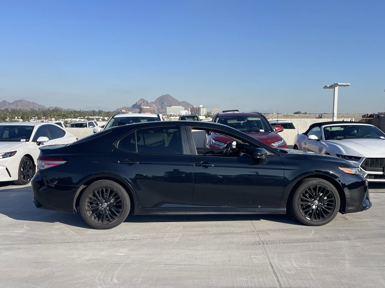 2020 Toyota Camry SE photo 3